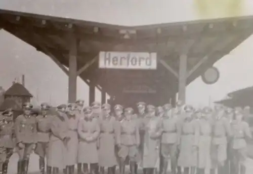 tolles altes Negativ - Soldaten posieren am Bahnsteig in Herford