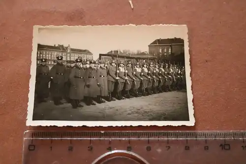 tolles altes Foto -angetretene Soldaten teilweise weisser Überwurf ??? 1934