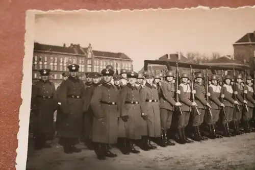 tolles altes Foto -angetretene Soldaten teilweise weisser Überwurf ??? 1934