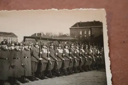 tolles altes Foto -angetretene Soldaten teilweise weisser Überwurf ??? 1934
