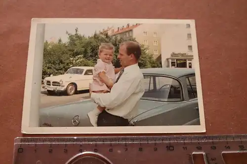 tolles altes Foto - Vater Kind im Hintergrund Oldtimer Volvo Amazon