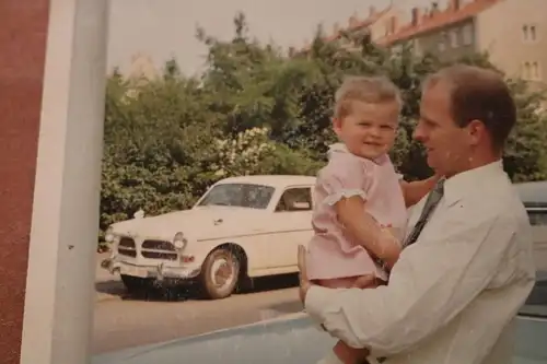 tolles altes Foto - Vater Kind im Hintergrund Oldtimer Volvo Amazon