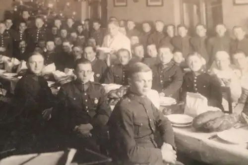 tolles altes Gruppenfoto - Weihnachtsfeier von Soldaten - Ort ???