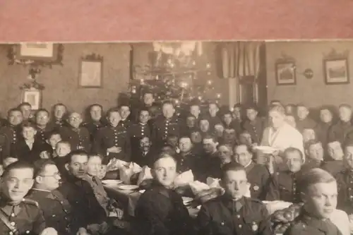 tolles altes Gruppenfoto - Weihnachtsfeier von Soldaten - Ort ???