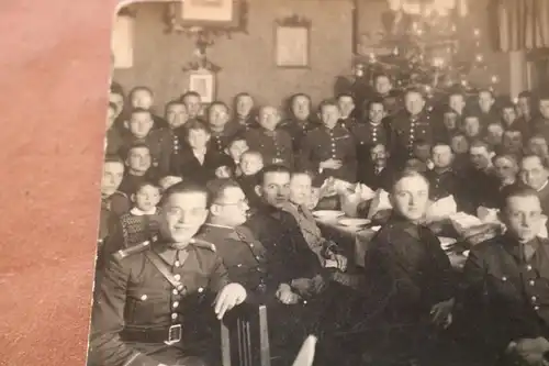 tolles altes Gruppenfoto - Weihnachtsfeier von Soldaten - Ort ???