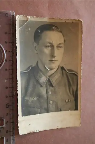 tolles altes Portrait eines Soldaten mit kleiner Bandspange 