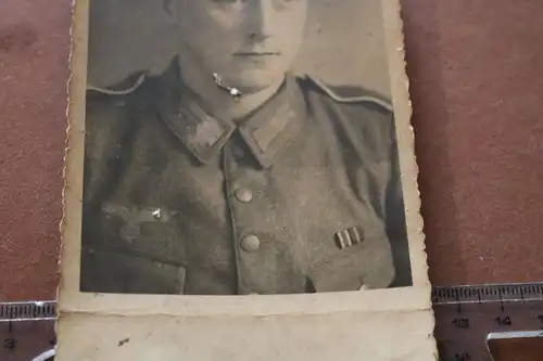 tolles altes Portrait eines Soldaten mit kleiner Bandspange