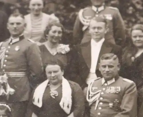 tolles altes Hochzeitsfoto eines Soldaten - vers Orden , Abzeichen - Goch