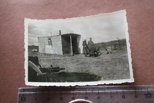 tolles altes Foto - Soldaten und Einheimische in Lumpen bekommen Kartoffeln