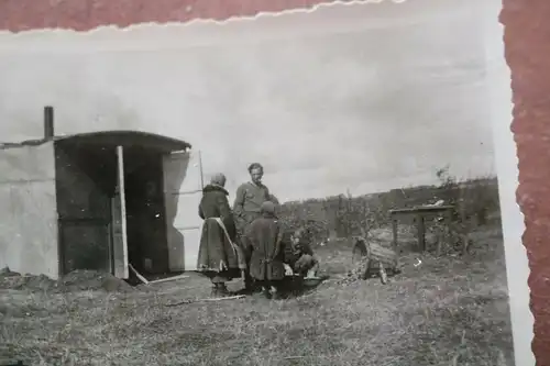 tolles altes Foto - Soldaten und Einheimische in Lumpen bekommen Kartoffeln