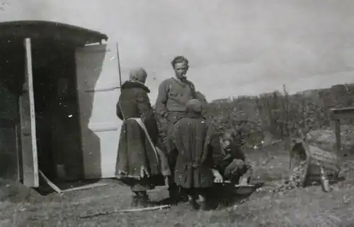 tolles altes Foto - Soldaten und Einheimische in Lumpen bekommen Kartoffeln