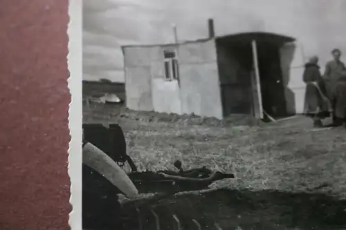 tolles altes Foto - Soldaten und Einheimische in Lumpen bekommen Kartoffeln