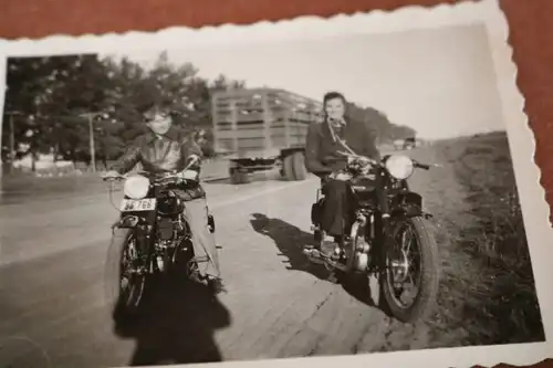 zwei tolle alte Fotos - Männer mit Oldtimer Motorräder AJS ?? 1948