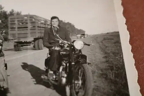 zwei tolle alte Fotos - Männer mit Oldtimer Motorräder AJS ?? 1948