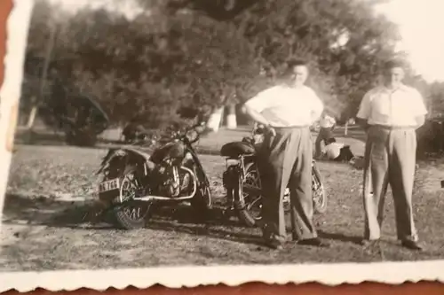 zwei tolle alte Fotos - Männer mit Oldtimer Motorräder AJS ?? 1948