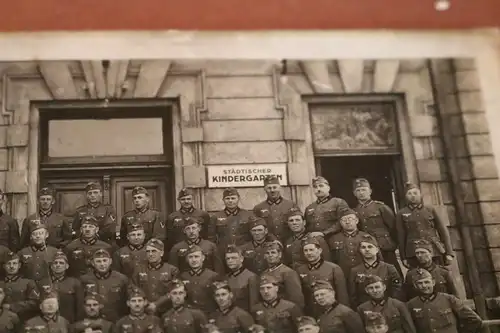 tolles altes Gruppenfoto - Soldaten - St. Pölten ?  Städtischer Kindergarten