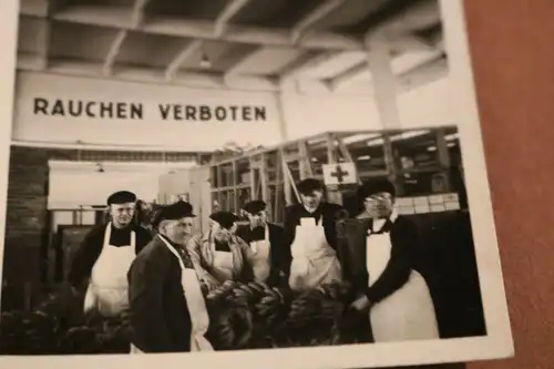 tolles altes Foto - Männer sortieren Bananen - Obstmarkt ?? Großhandel ?