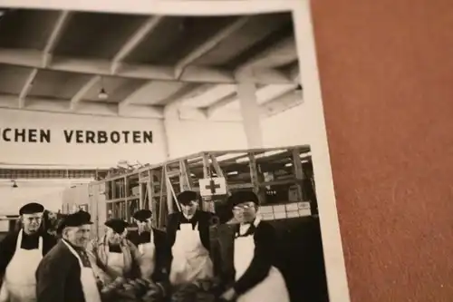 tolles altes Foto - Männer sortieren Bananen - Obstmarkt ?? Großhandel ?