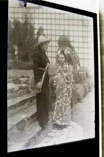 tolles altes Glasnegativ - Junge und Mädchen verkleidet als Cowboy und Geisha