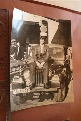 altes Pressefoto - mir unbekannter Mann sitzt auf einem Jeep 