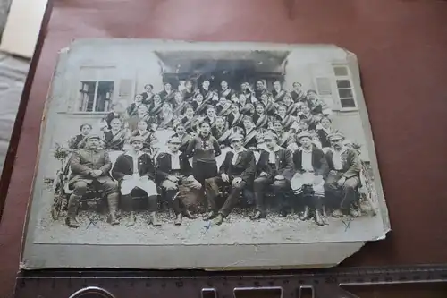 tolles altes Gruppenfoto - Männer Frauen - Frau mit Orden ?? Balkan ?? Slawen ? 