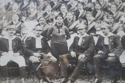 tolles altes Gruppenfoto - Männer Frauen - Frau mit Orden ?? Balkan ?? Slawen ?