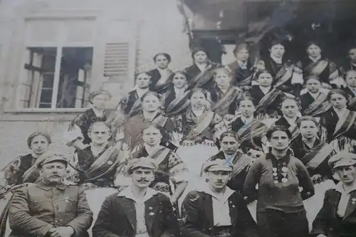 tolles altes Gruppenfoto - Männer Frauen - Frau mit Orden ?? Balkan ?? Slawen ?