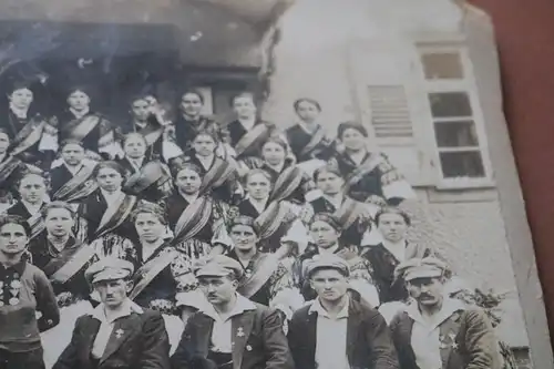 tolles altes Gruppenfoto - Männer Frauen - Frau mit Orden ?? Balkan ?? Slawen ?