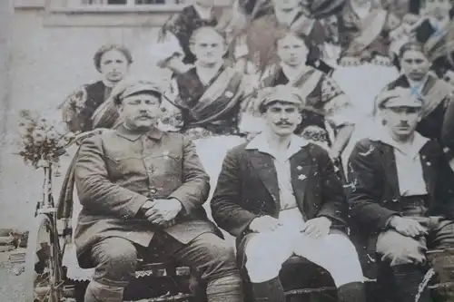 tolles altes Gruppenfoto - Männer Frauen - Frau mit Orden ?? Balkan ?? Slawen ?