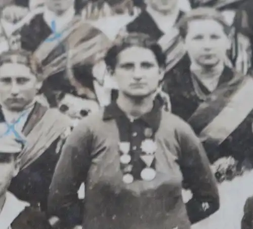 tolles altes Gruppenfoto - Männer Frauen - Frau mit Orden ?? Balkan ?? Slawen ?