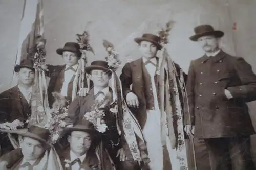 tolles altes Foto auf Pappe - Gruppe junger Männer in Tracht ? mit Bändern