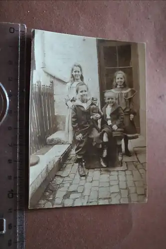 tolles altes Foto - Gruppe Kinder - Junge mit Soldatenpuppe in der Hand 1910-20
