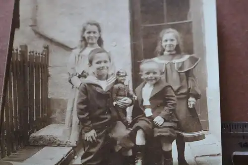 tolles altes Foto - Gruppe Kinder - Junge mit Soldatenpuppe in der Hand 1910-20