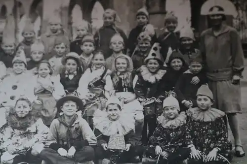 tolles altes Gruppenfoto - Schulklasse - Fasching - Karneval - Freiburg - 1910-2