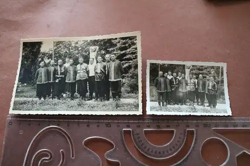 zwei alte Foto -  Gruppe Männer in Kosakentracht ?? Chor ??1941