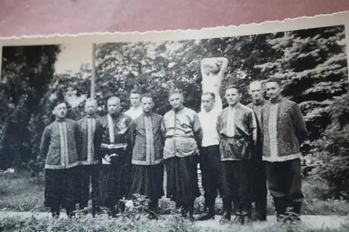 zwei alte Foto -  Gruppe Männer in Kosakentracht ?? Chor ??1941