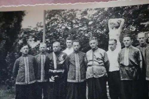 zwei alte Foto -  Gruppe Männer in Kosakentracht ?? Chor ??1941