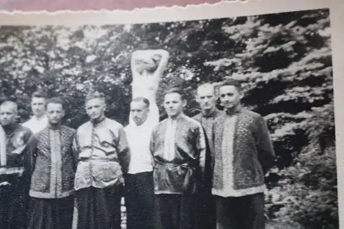 zwei alte Foto -  Gruppe Männer in Kosakentracht ?? Chor ??1941