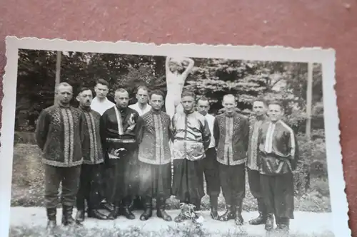 zwei alte Foto -  Gruppe Männer in Kosakentracht ?? Chor ??1941