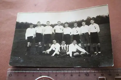 tolles altes Gruppenfoto - Fussballmannschaft  unbekannt - Wappen auf Brust ?