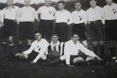 tolles altes Gruppenfoto - Fussballmannschaft  unbekannt - Wappen auf Brust ?