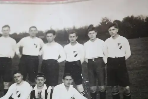 tolles altes Gruppenfoto - Fussballmannschaft  unbekannt - Wappen auf Brust ?