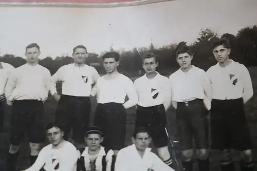 tolles altes Gruppenfoto - Fussballmannschaft  unbekannt - Wappen auf Brust ?