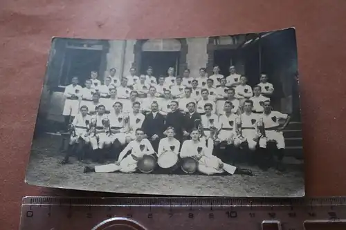 tolles altes Gruppenfoto - Sportmannschaft ??? Musiker ?? Wappen auf der Brust 