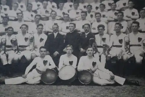 tolles altes Gruppenfoto - Sportmannschaft ??? Musiker ?? Wappen auf der Brust