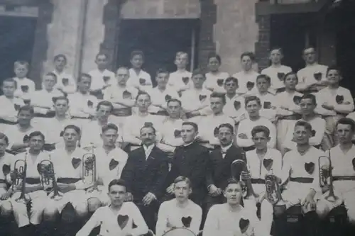 tolles altes Gruppenfoto - Sportmannschaft ??? Musiker ?? Wappen auf der Brust 