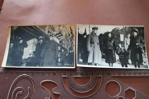 zwei tolle alte Fotos - Soldat mit Familie in Berlin 1943