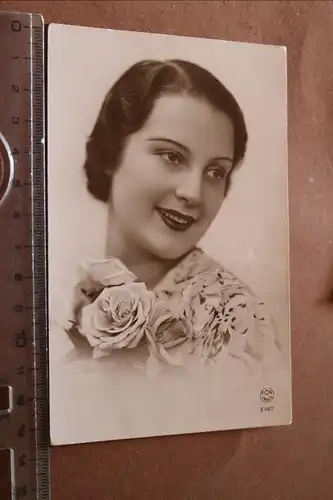 alte Karte Portrait hübsche Frau als Feldpost gelaufen Frankreich 1943