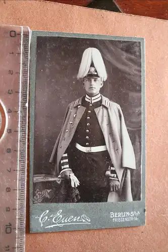 tolles altes CDV Foto - Portrait eines Soldaten mit Paradehelm - Berlin