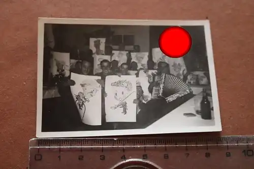 tolles altes Foto  Gruppe Soldaten halten Karikaturen von sich in der Hand 